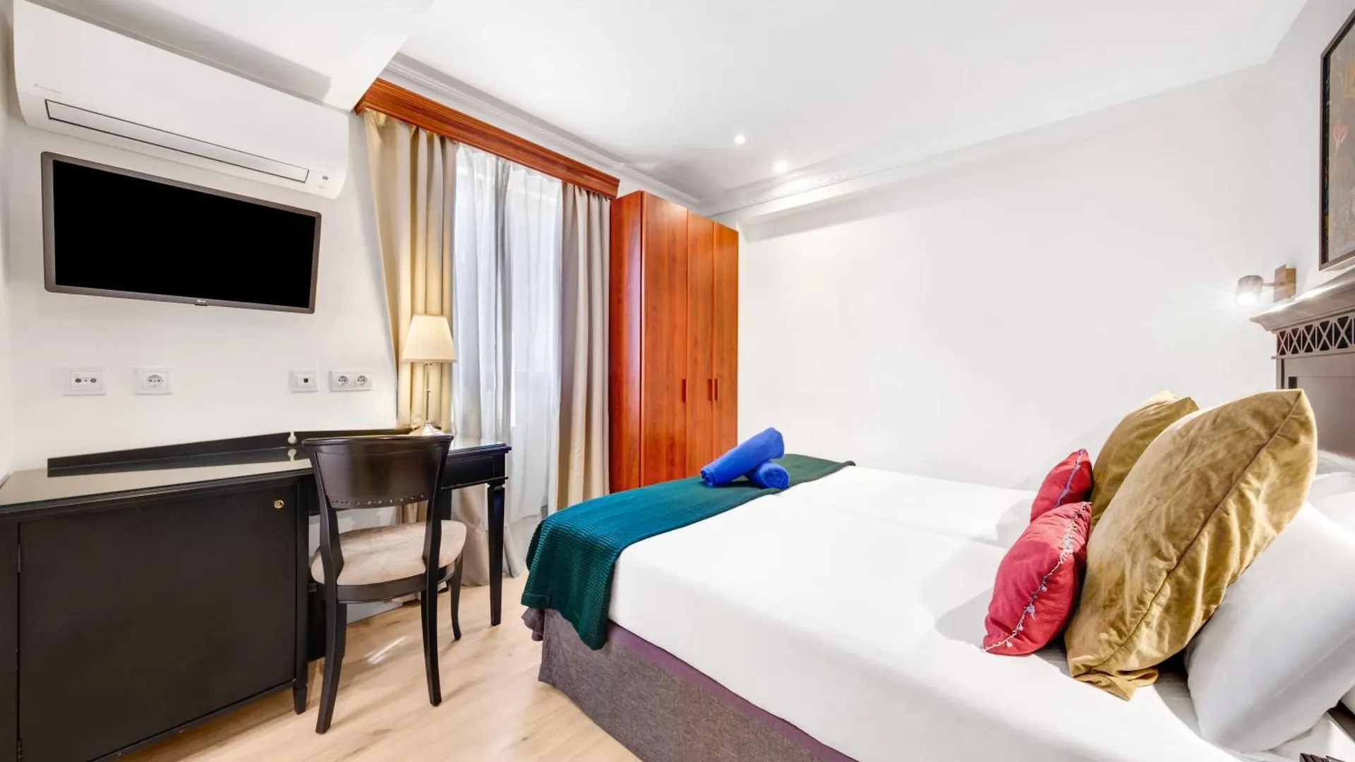 Hotel Ciutat Jardi Palma de Mallorca 4*,